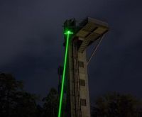 Потужна лазерна указка Green Laser Pointer YL - 303 1000mw, акумуляторний зелений лазер з ключем BL-303 діодний з насадкою ефектів для презентації