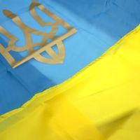 Великий тканинний прапор України 145х90 см з гербом жовто-синій український з кишенею для флагштока на стіну, древко жовтий з синім 145 х 90 габардин